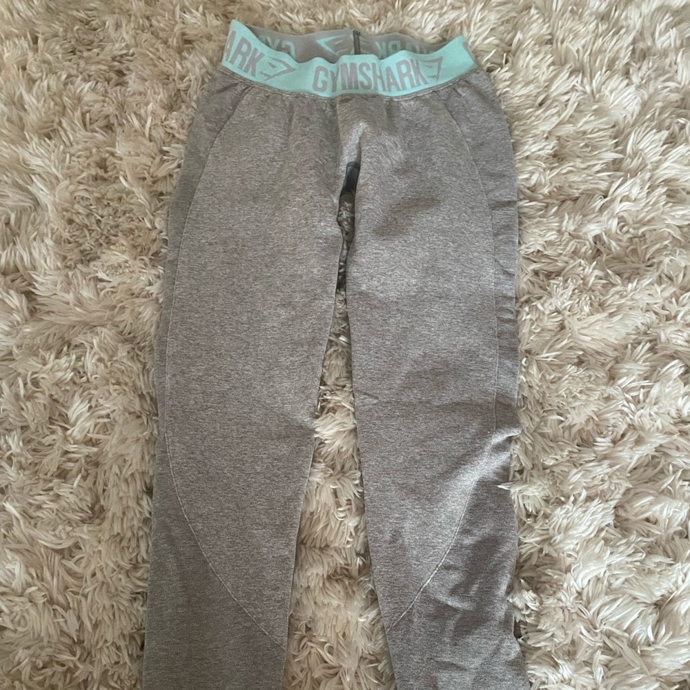 Gym shark leggings
